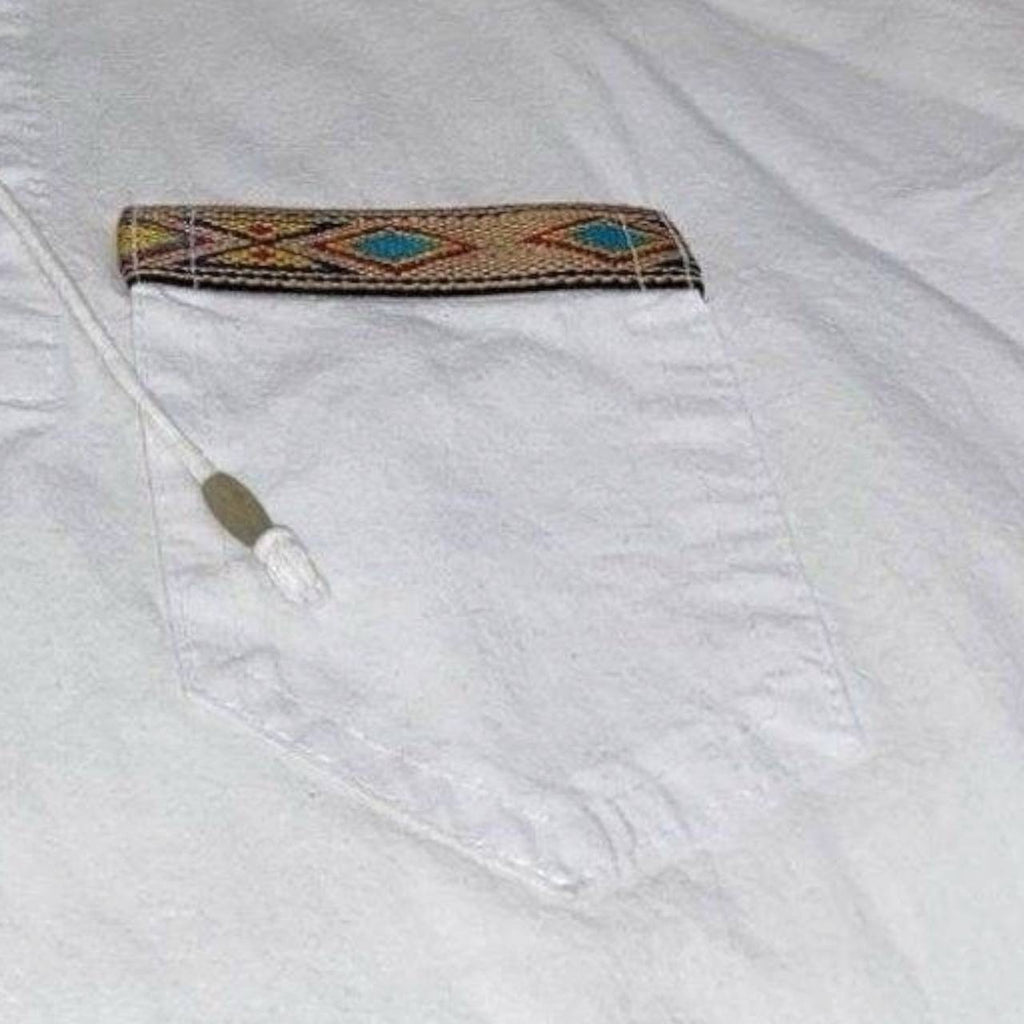 Camisa tradicional con tejido a máquina