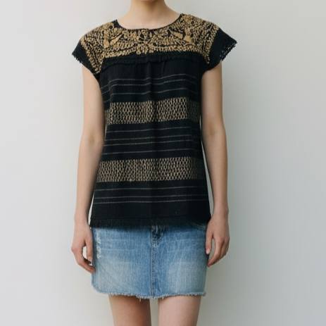 Blusa tradicional negra tejida