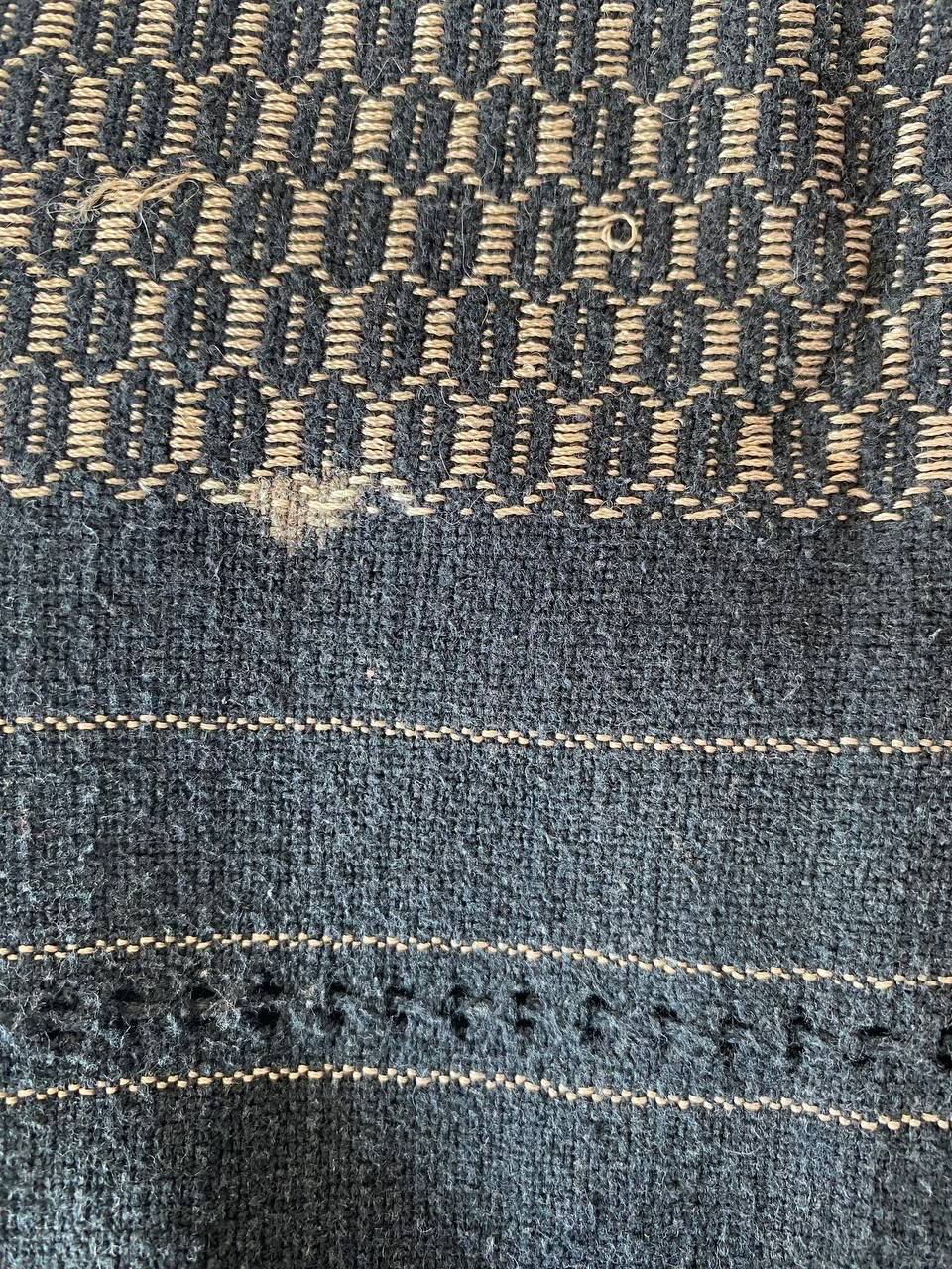 Blusa tradicional negra tejida