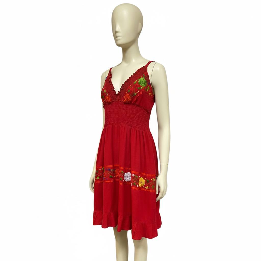 Vestido rojo con bordado
