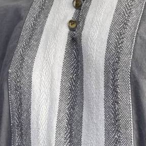 Camisa gris de manta con tejido