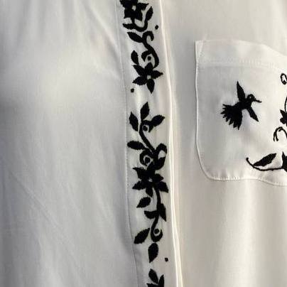 Blusa Ann Taylor intervenida bordada a mano