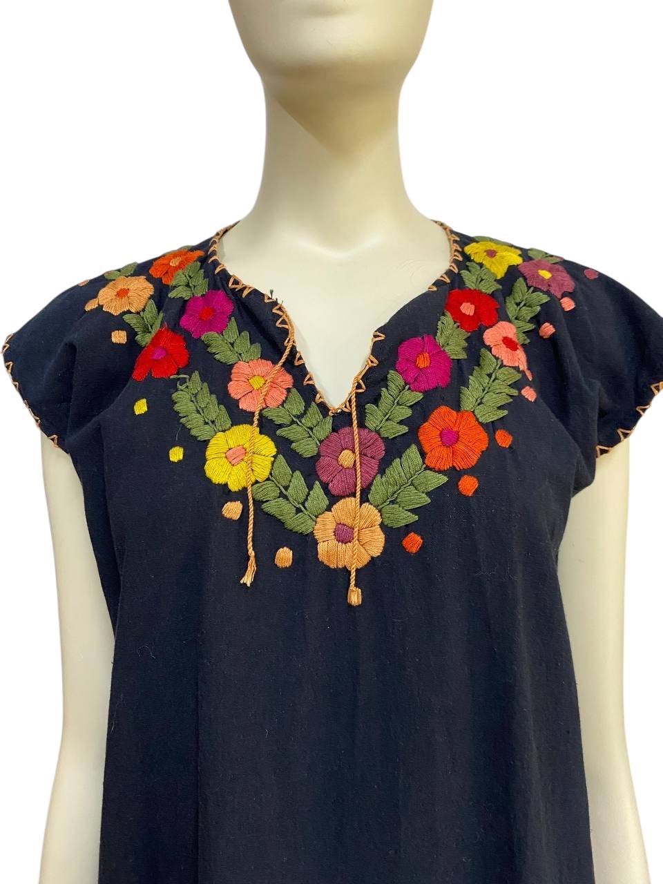 Vestido de manta bordado a mano