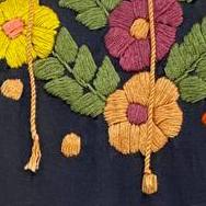 Vestido de manta bordado a mano