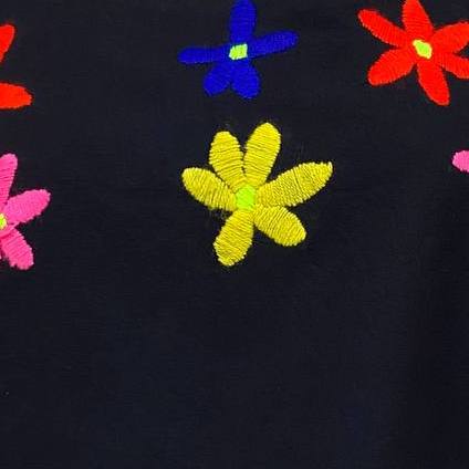 Crop top bordado a mano
