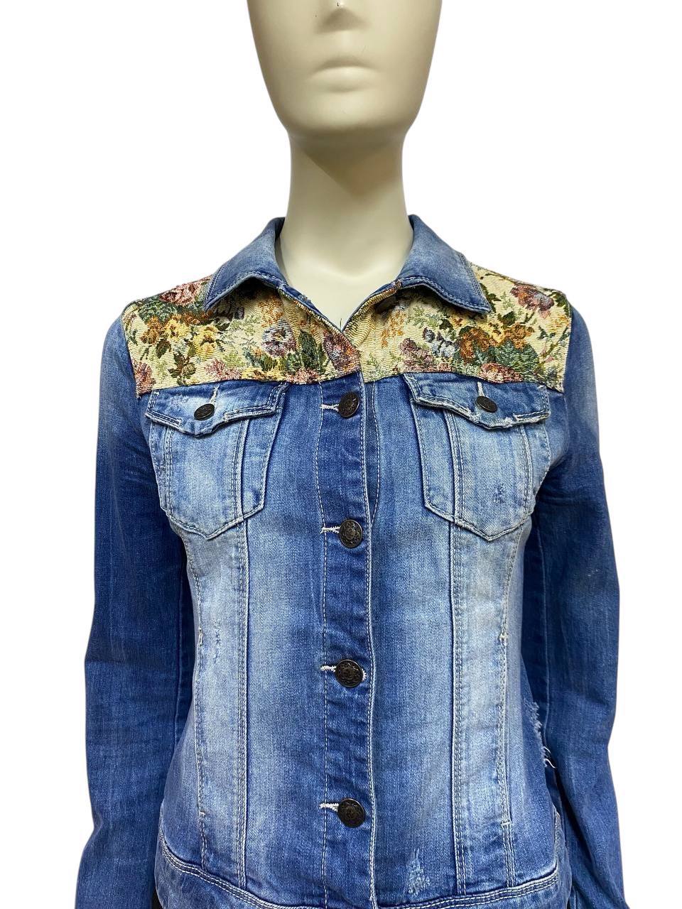 Chaqueta de mezclilla con bordado
