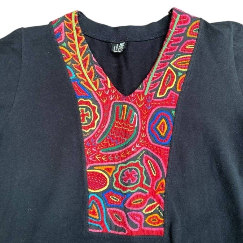 Blusa intervenida con tejido tradicional Panameño