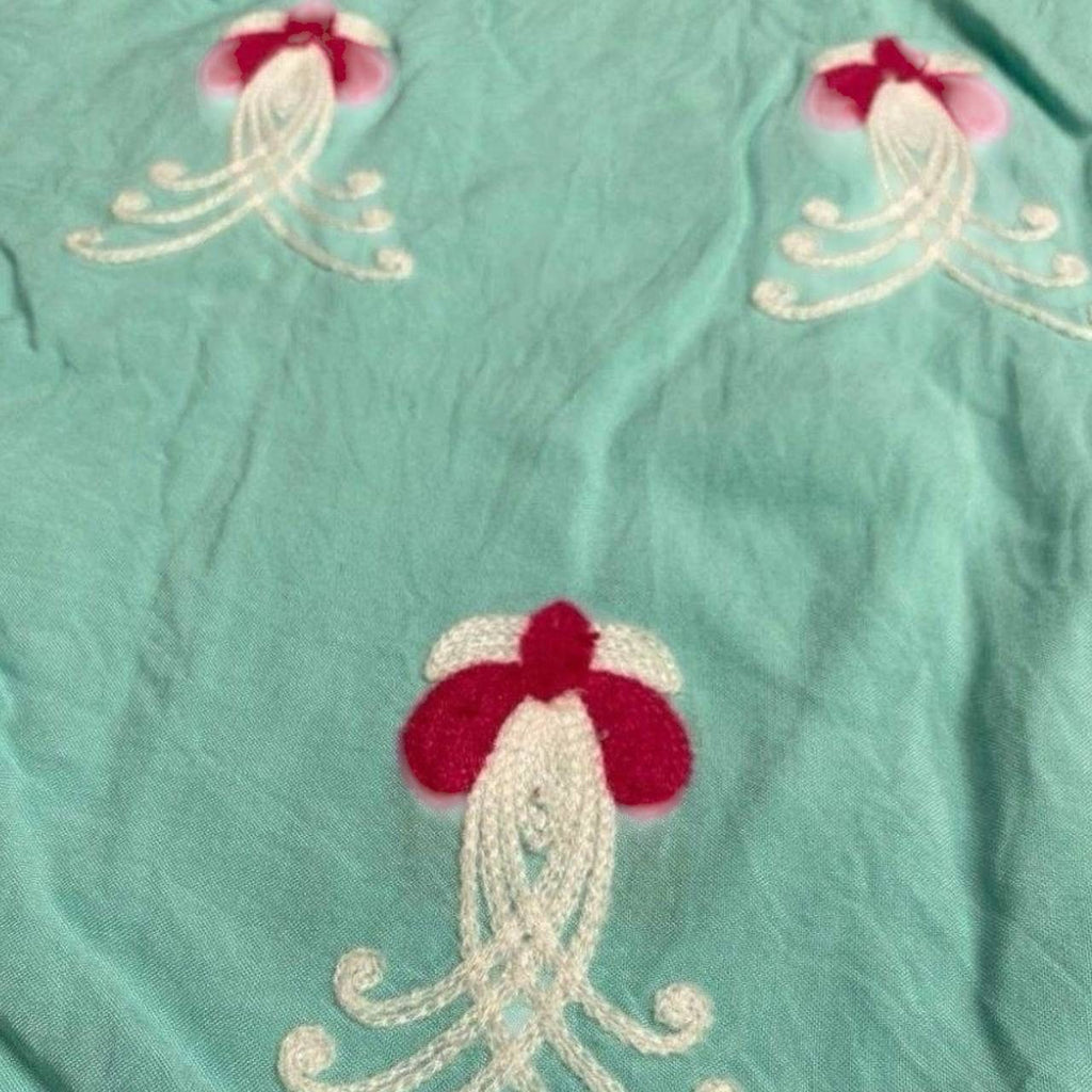 Blusa Humma intervenida con bordado a mano