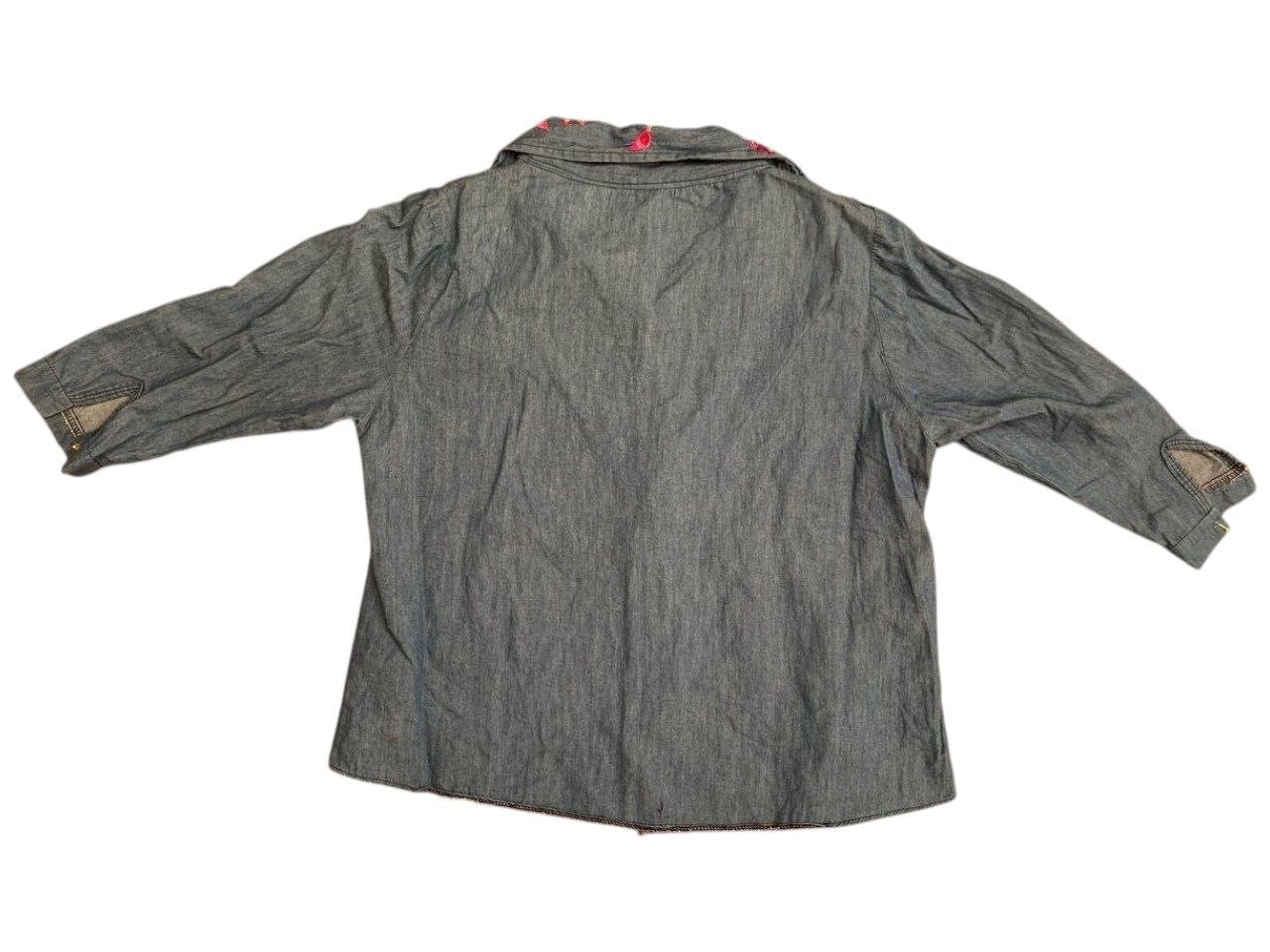 Camisa diseños Marcel intervenida con bordado floral a mano