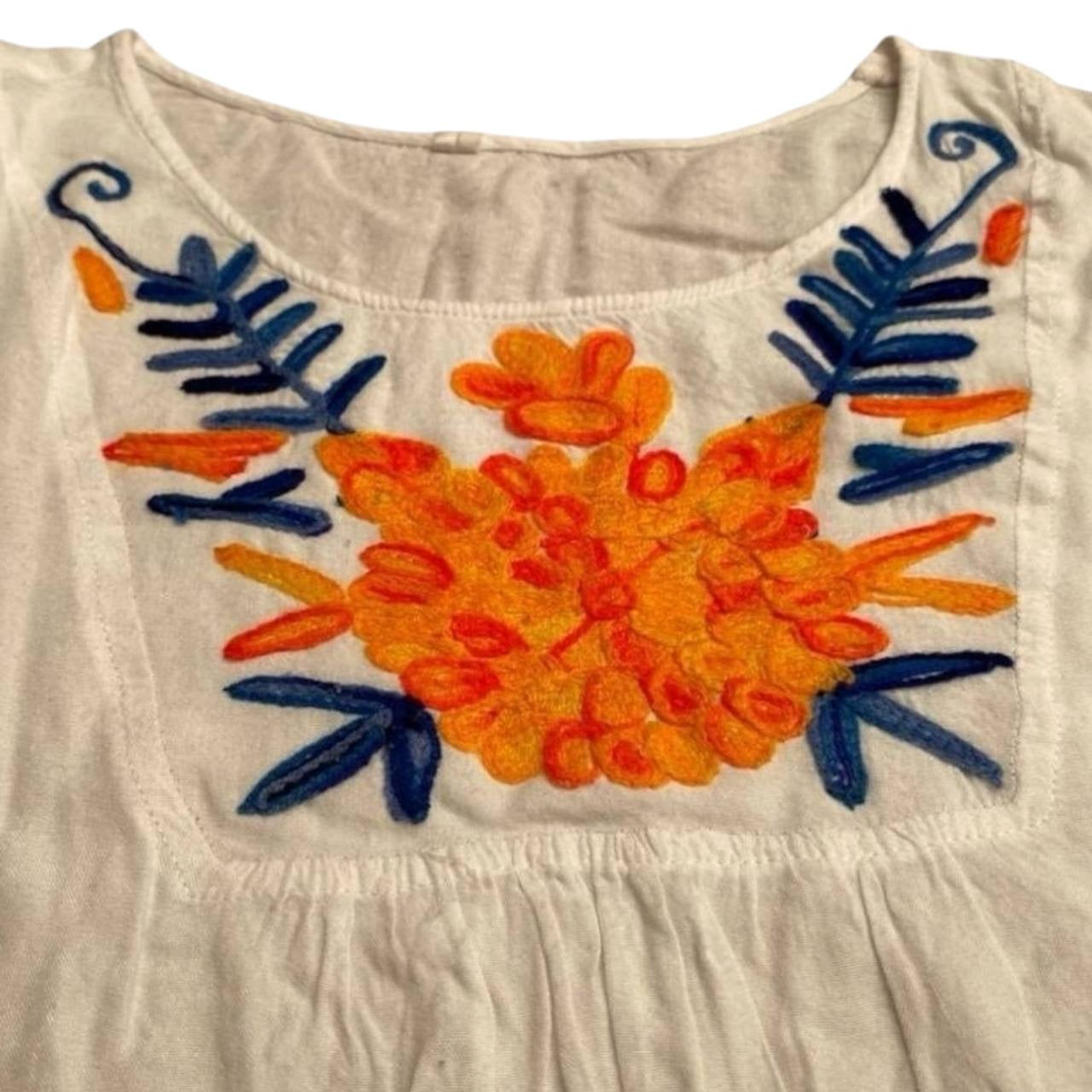 Blusa intervenida con tejido artesano tradicional Chiapaneco