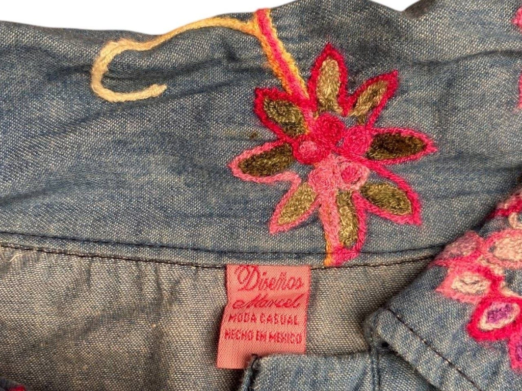 Camisa diseños Marcel intervenida con bordado floral a mano