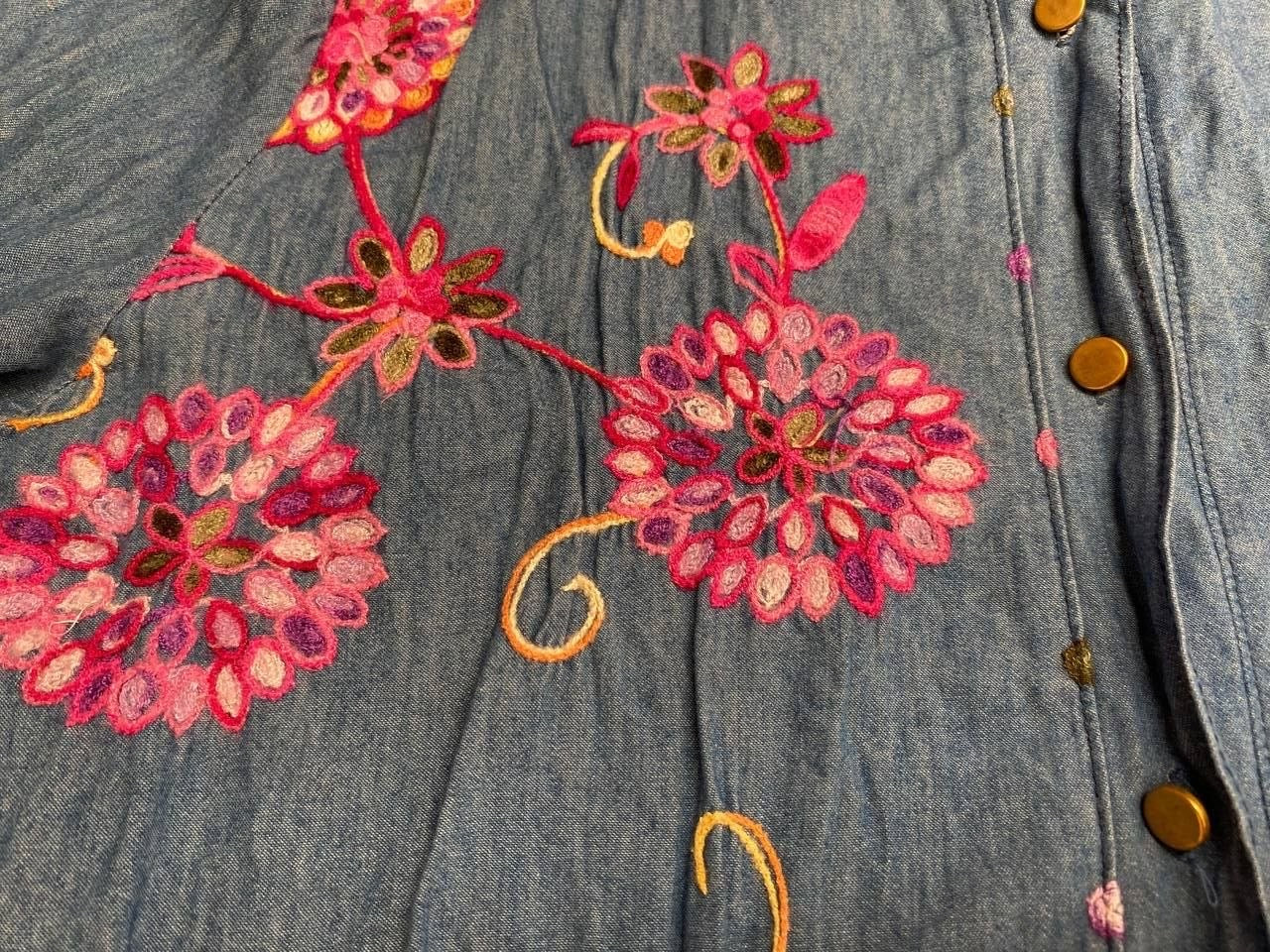Camisa diseños Marcel intervenida con bordado floral a mano