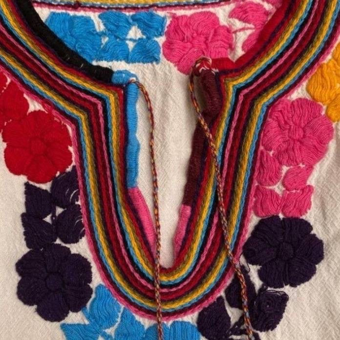 Blusa artesanal con tejido tradicional Chiapaneco
