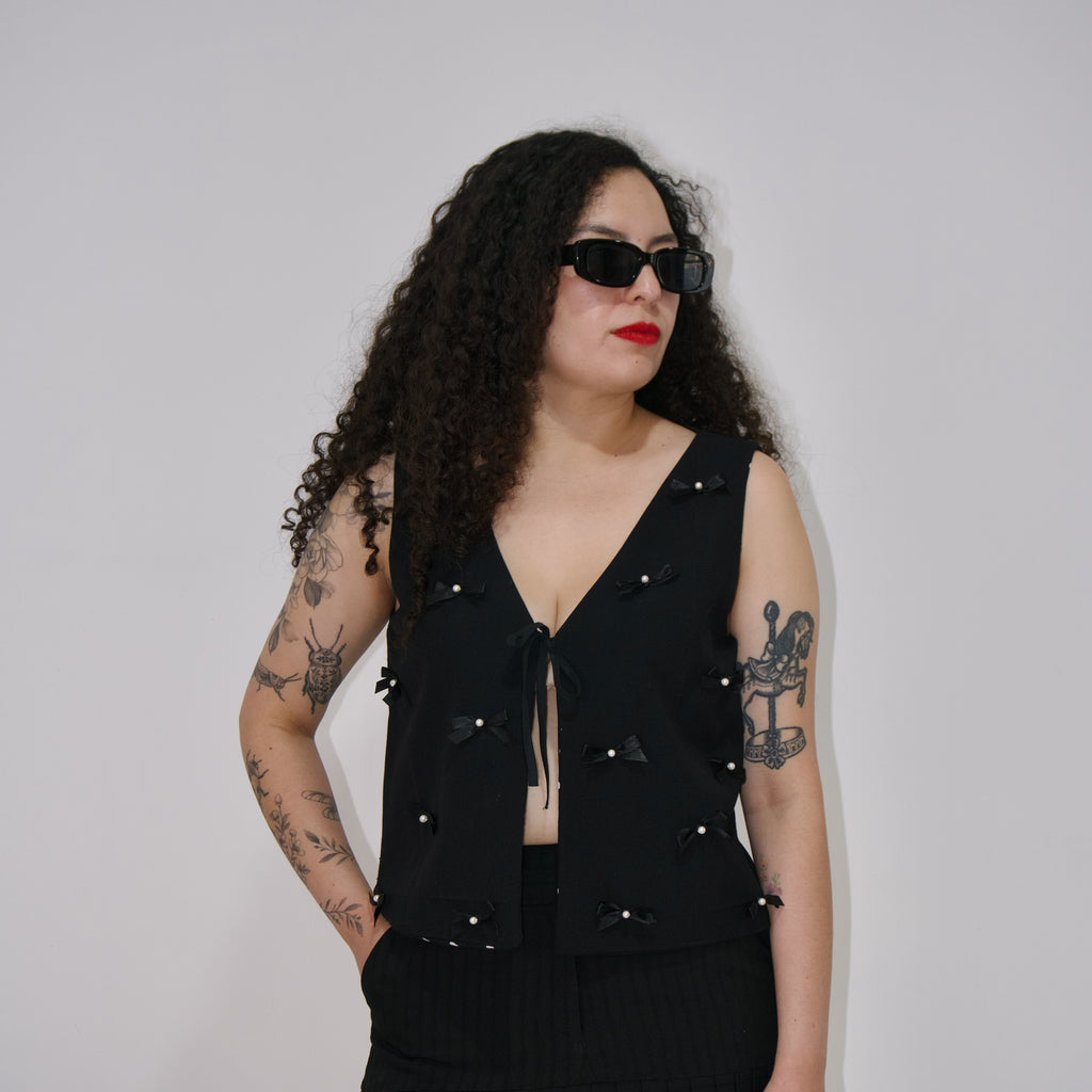 Chaleco negro moños