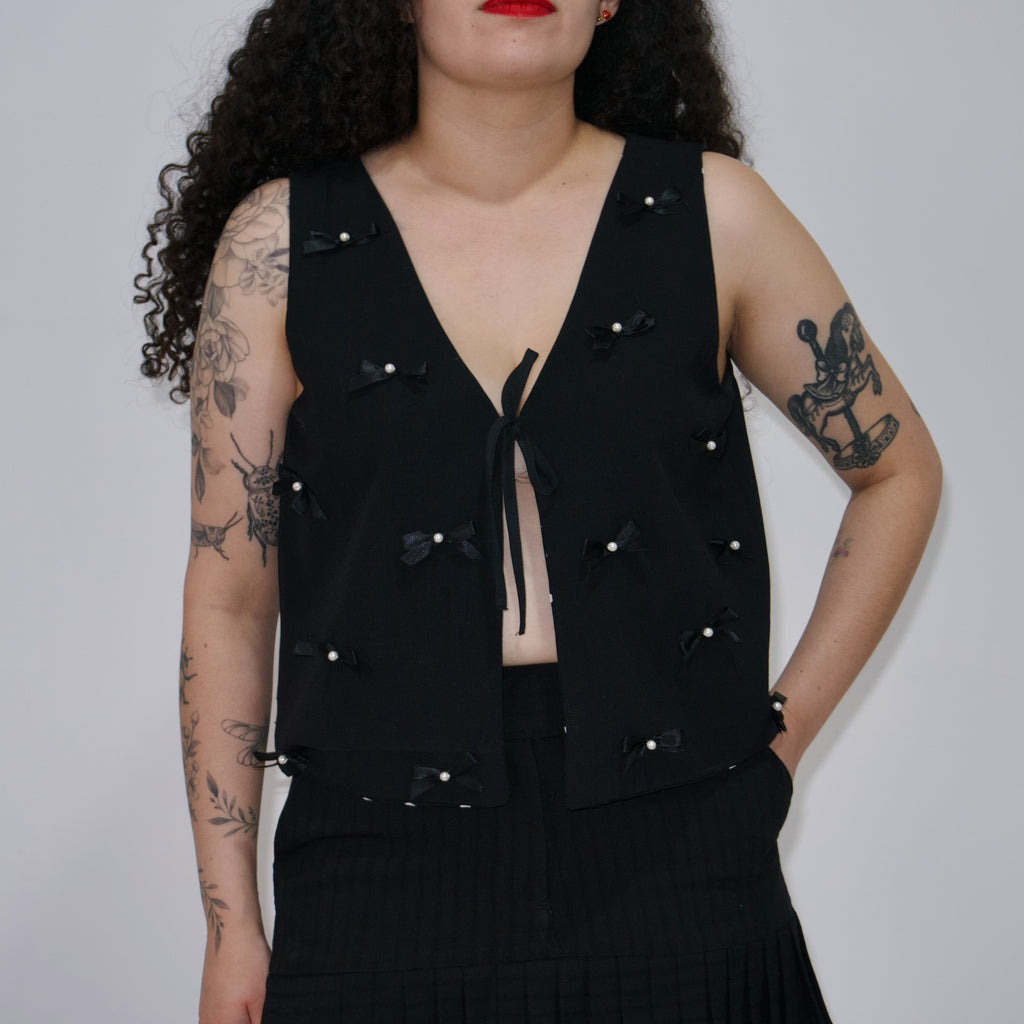 Chaleco negro moños