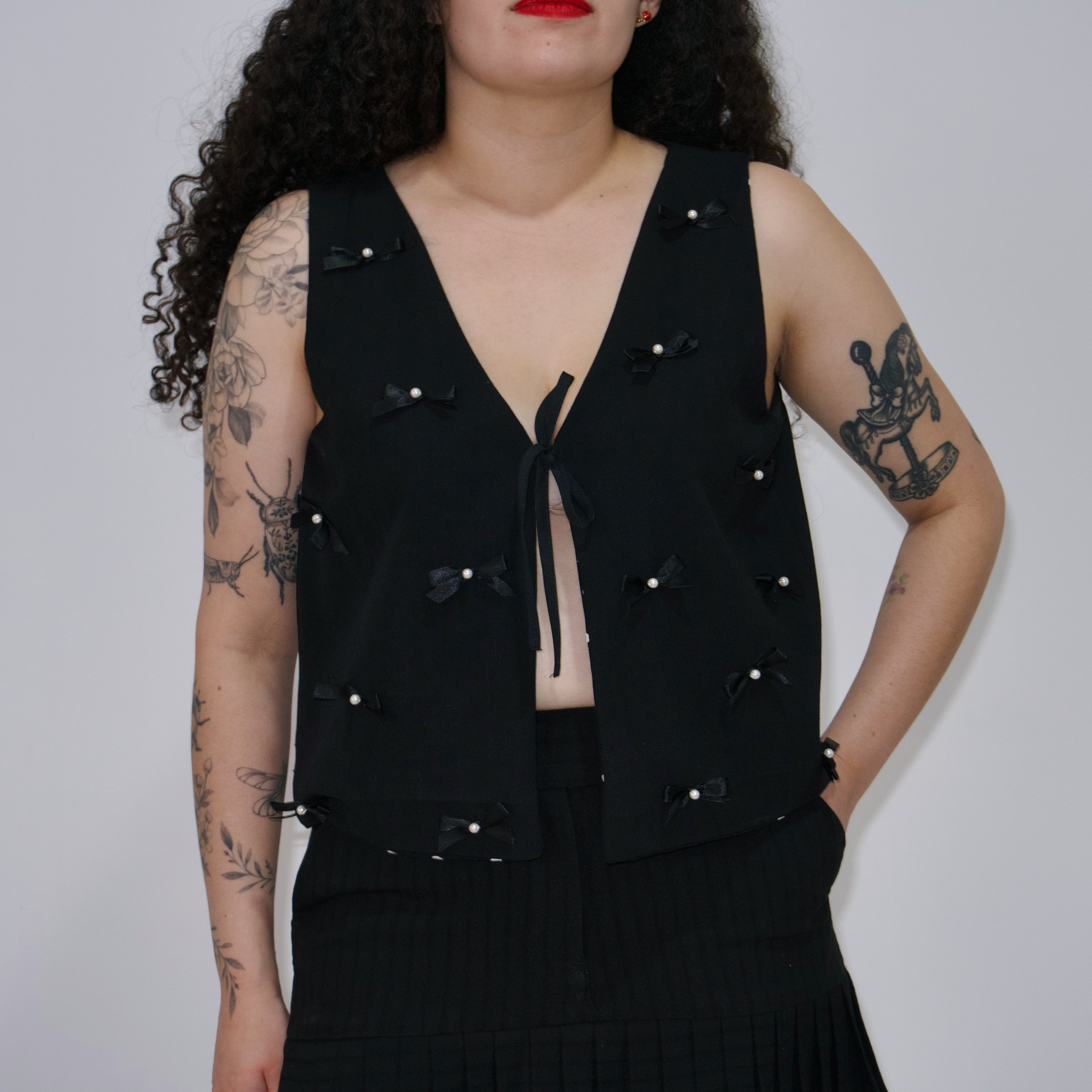 Chaleco negro moños