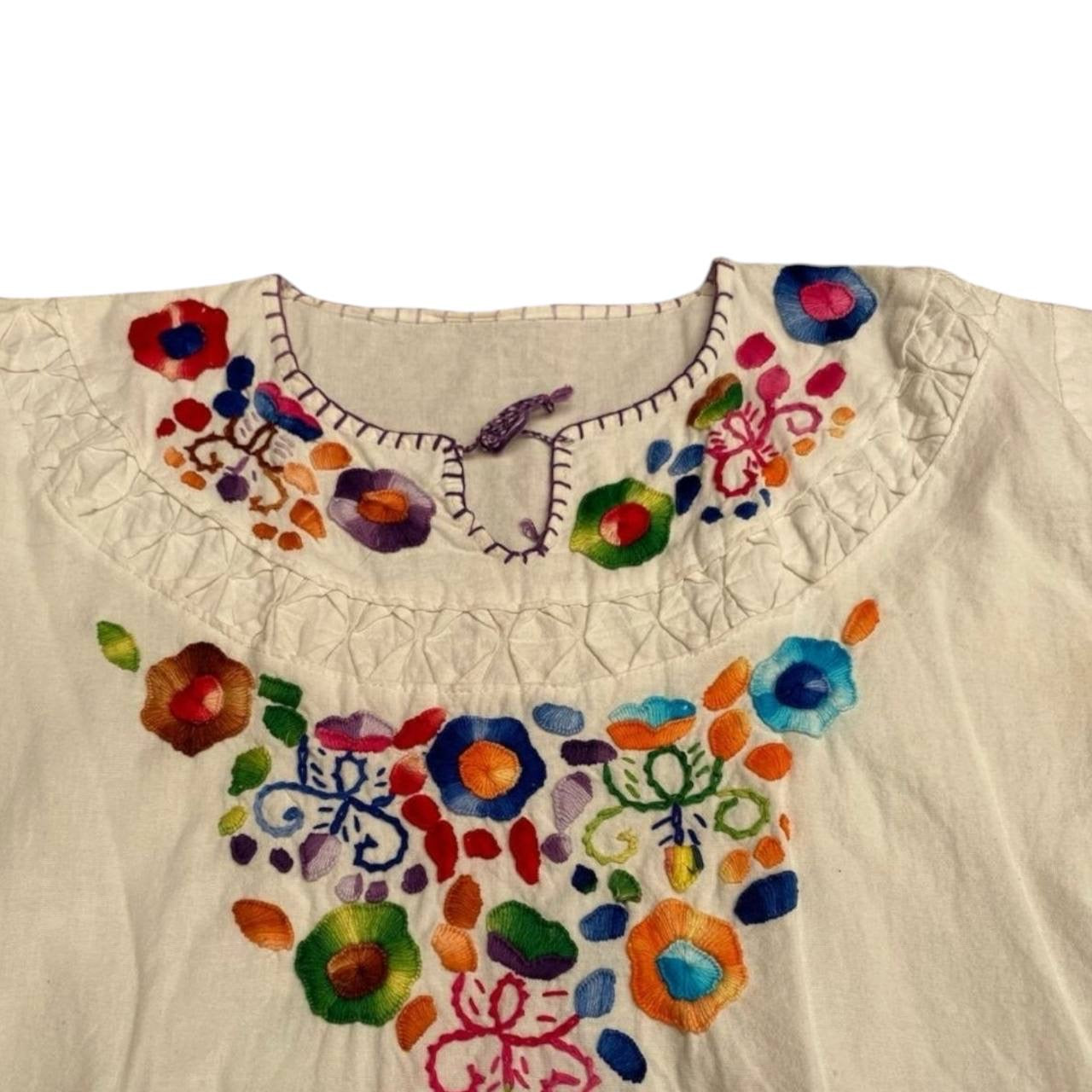 Blusa artesanal bordada a mano
