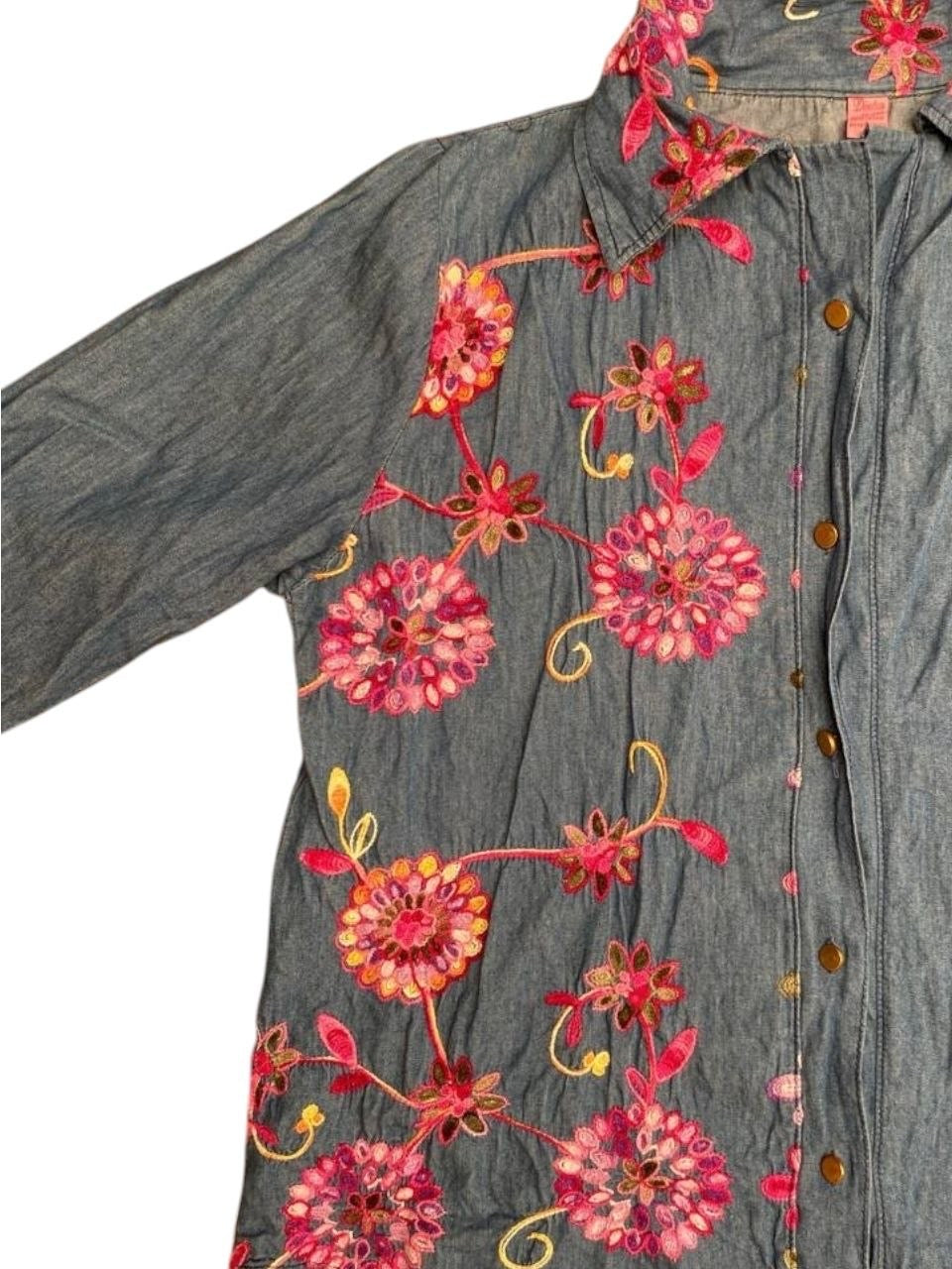 Camisa diseños Marcel intervenida con bordado floral a mano