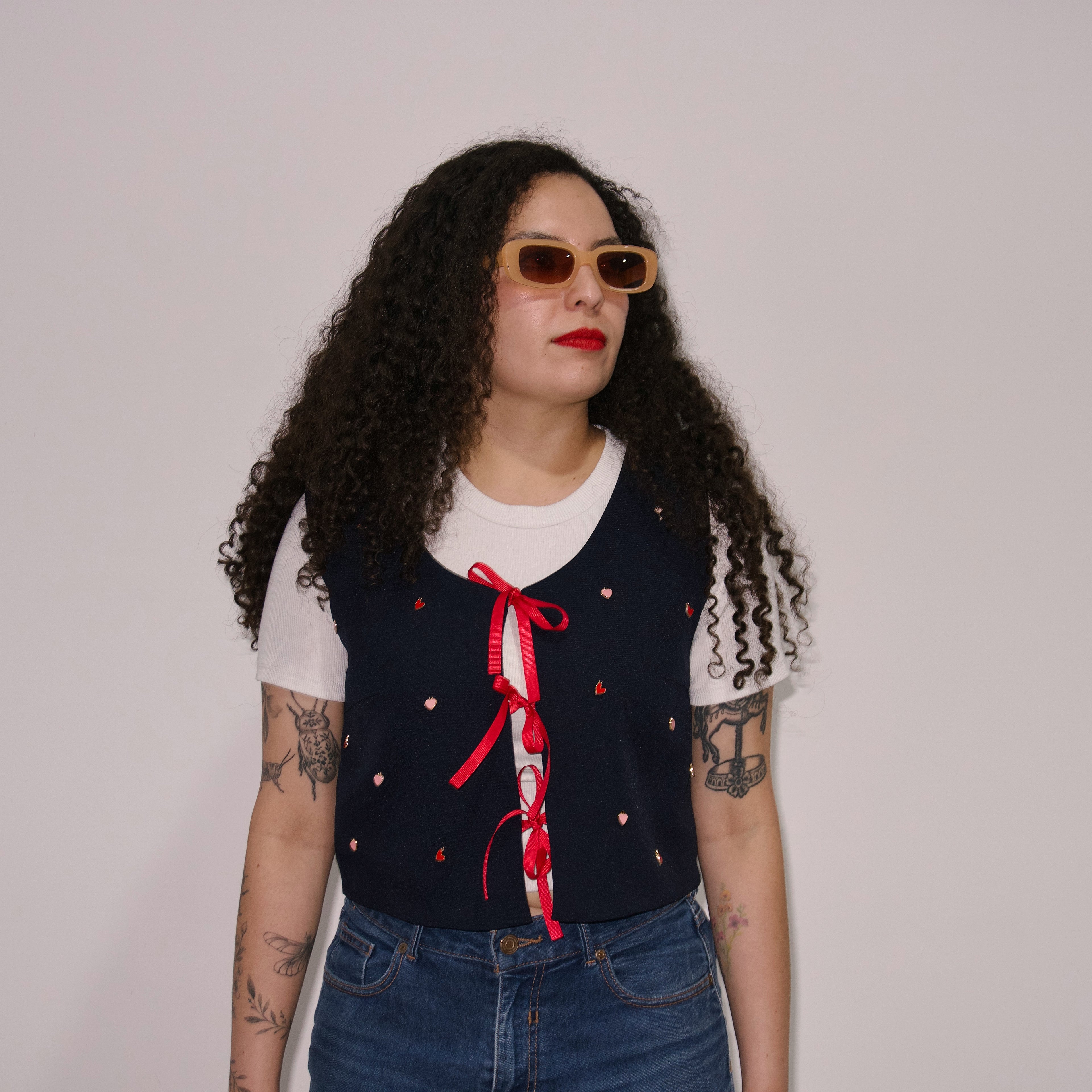 Chaleco navy con dijes de corazones