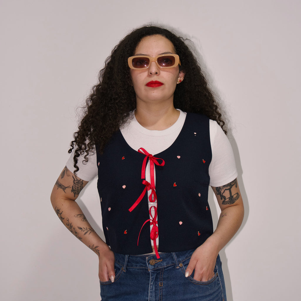 Chaleco navy con dijes de corazones