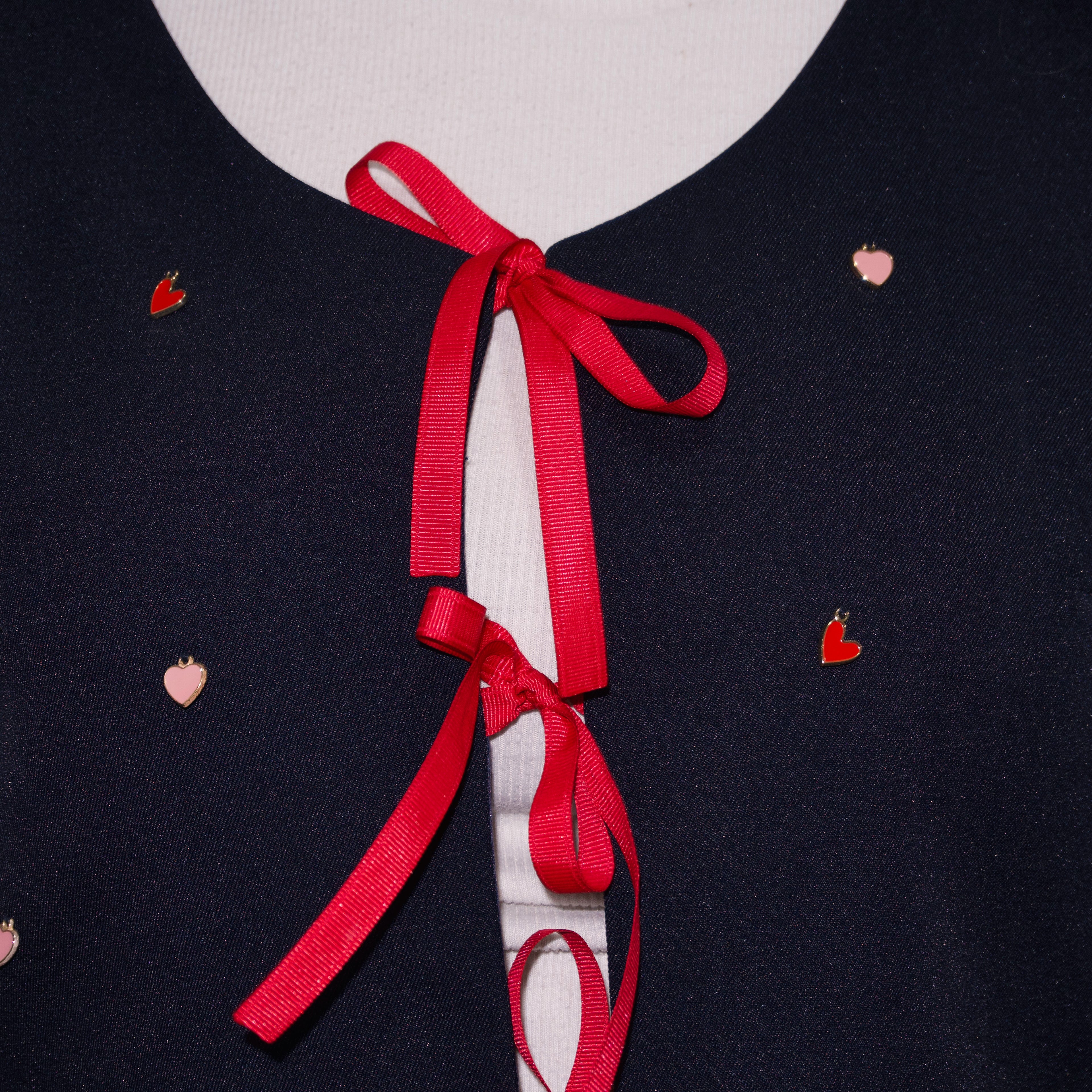 Chaleco navy con dijes de corazones
