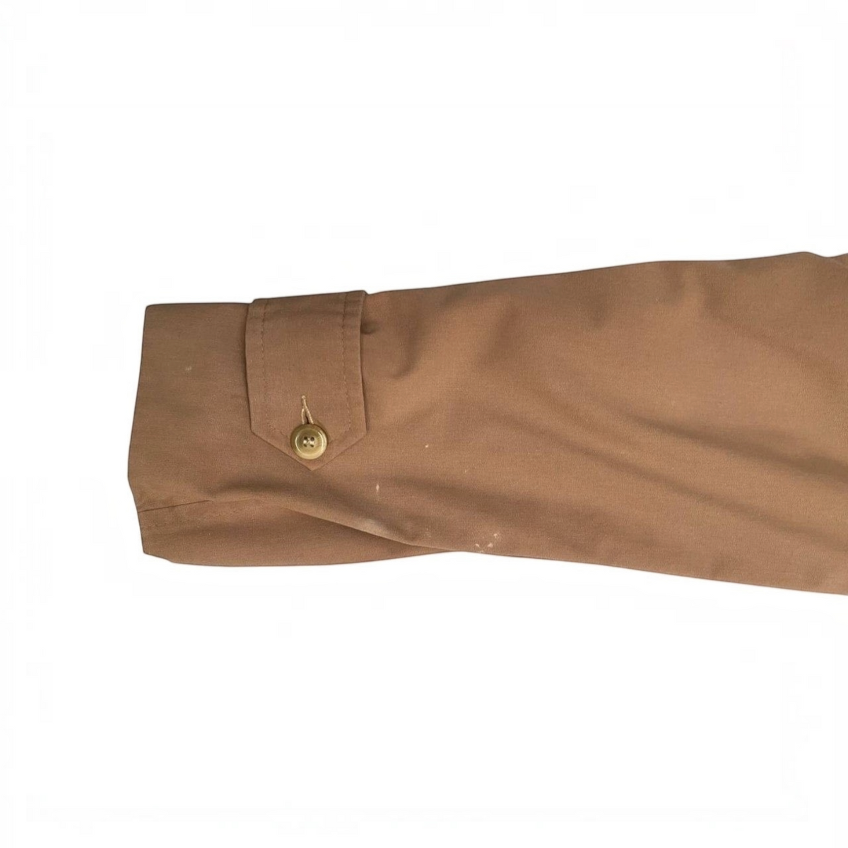 Detalle de la manga de la gabardina Bruno Corza color beige con botón en el puño, disponible en civbclo