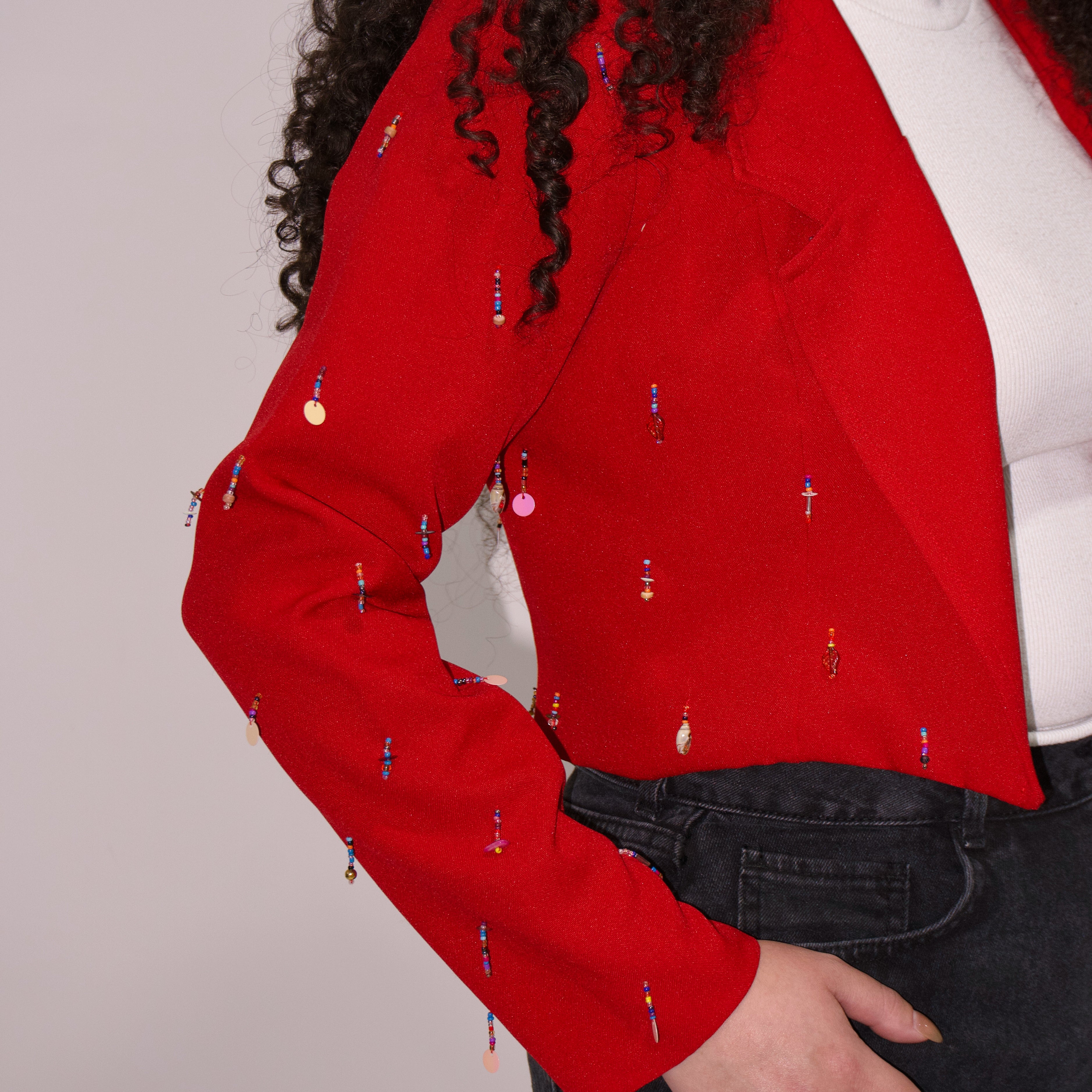 Cropped blazer con colgantes