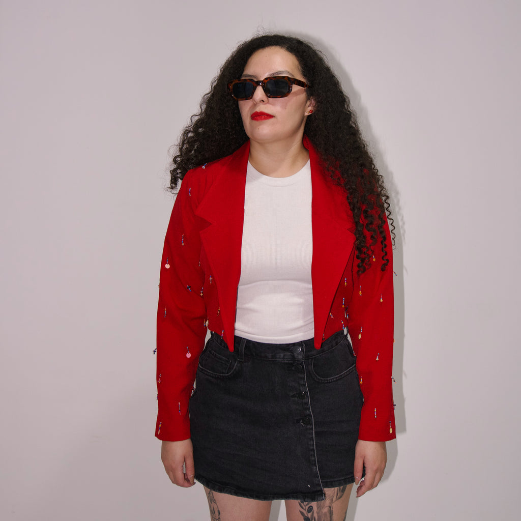 Cropped blazer con colgantes