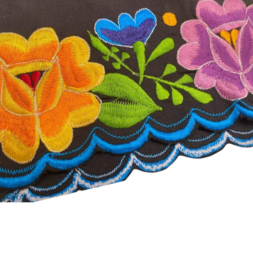 Blusa corta con bordado tradicional a máquina