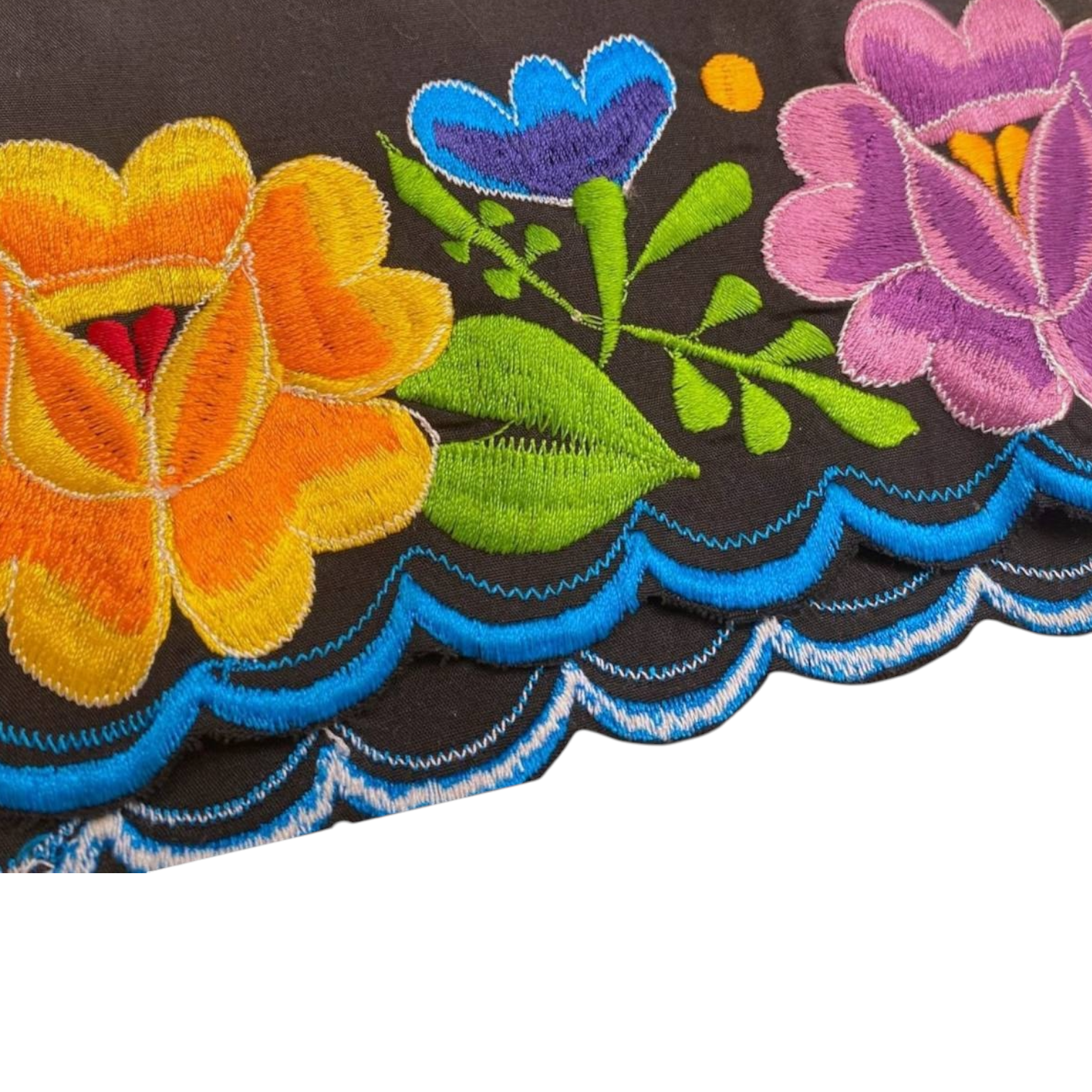 Blusa corta con bordado tradicional a máquina
