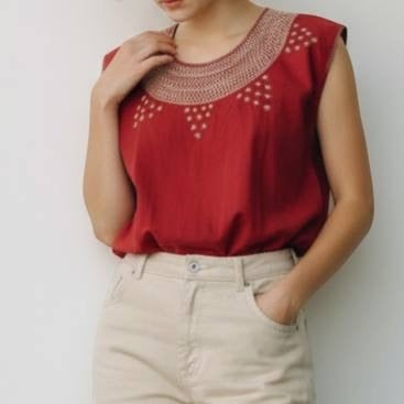 Blusa bordada a mano color rojo quemado