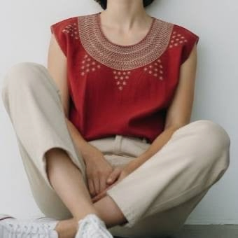 Blusa bordada a mano color rojo quemado