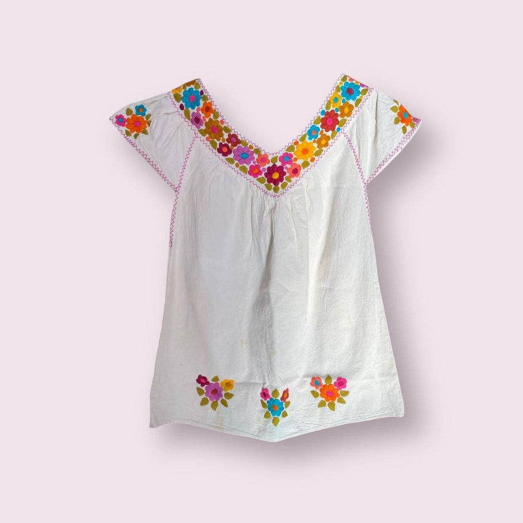 Blusa con bordado a mano
