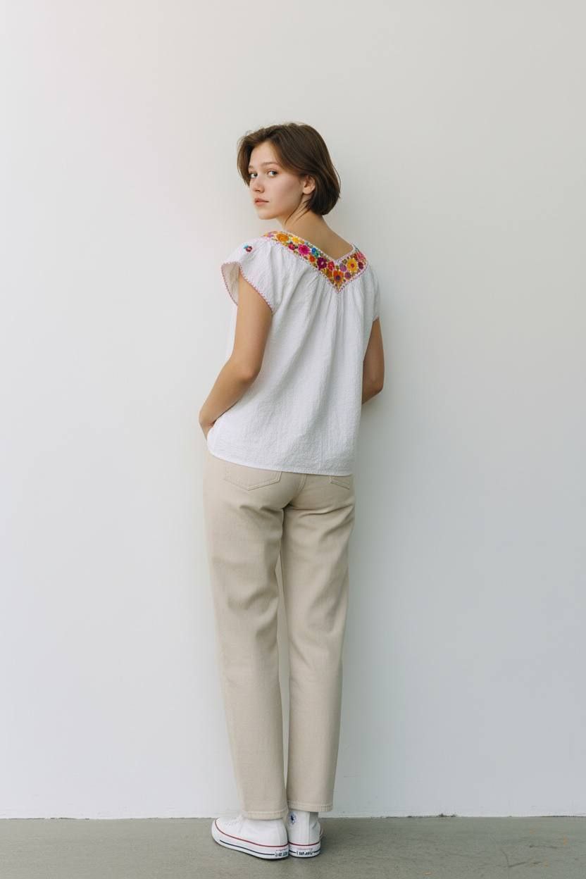 Blusa con bordado a mano