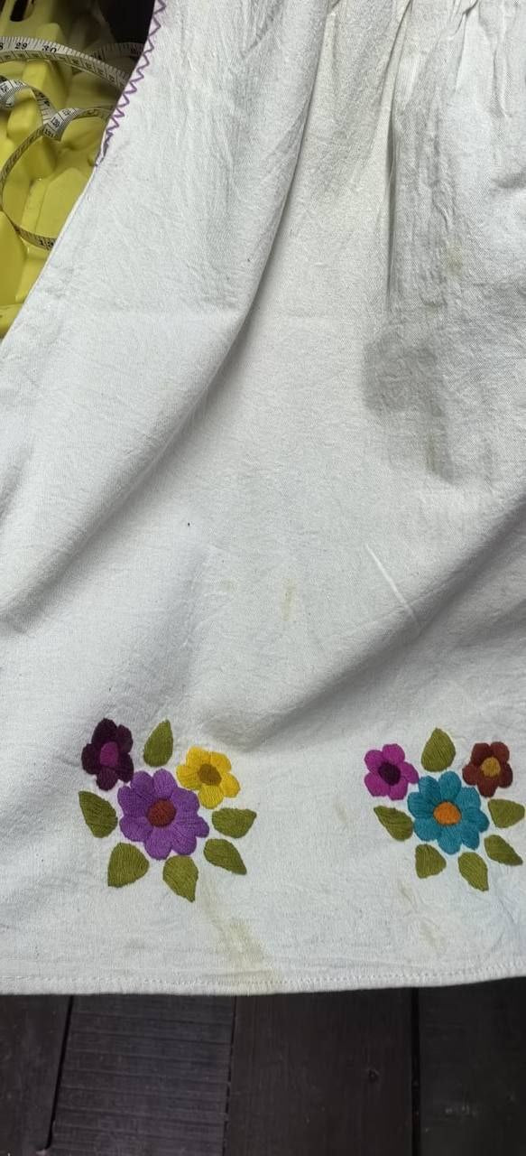 Blusa con bordado a mano