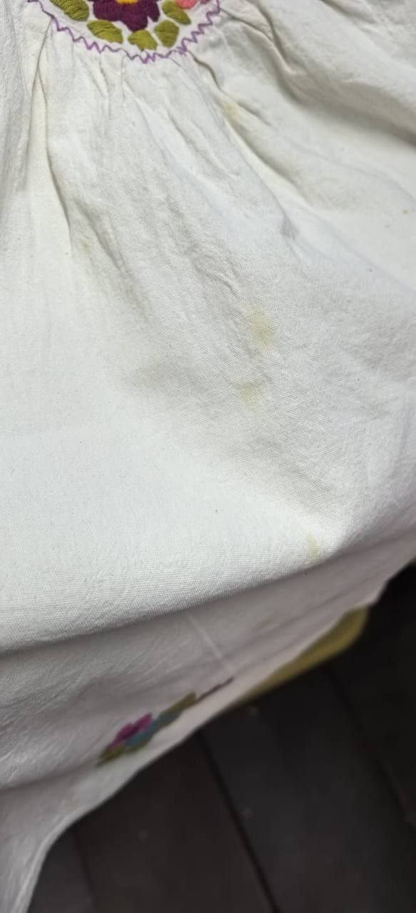Blusa con bordado a mano