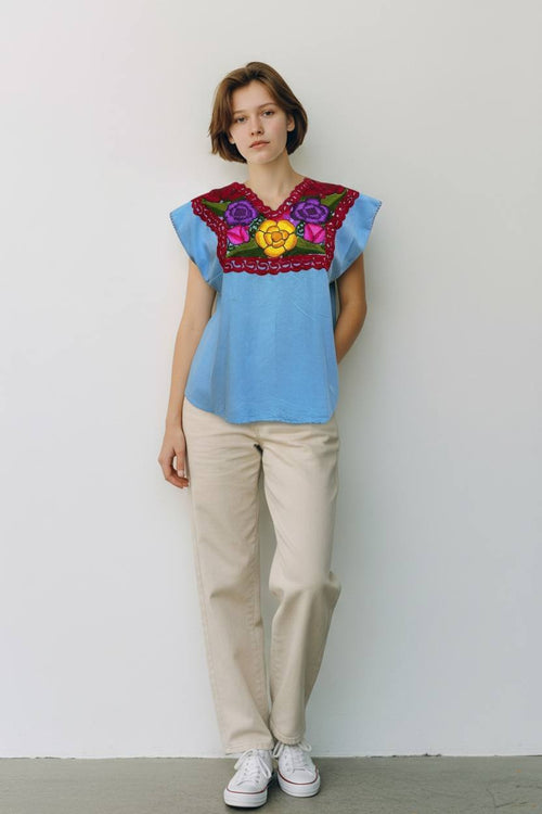 Blusa artesanal azul con bordado a mano