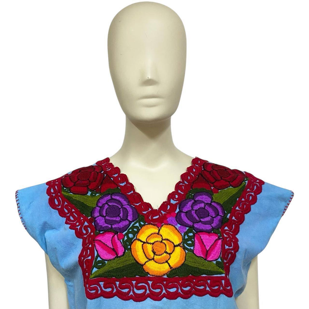Blusa artesanal azul con bordado a mano