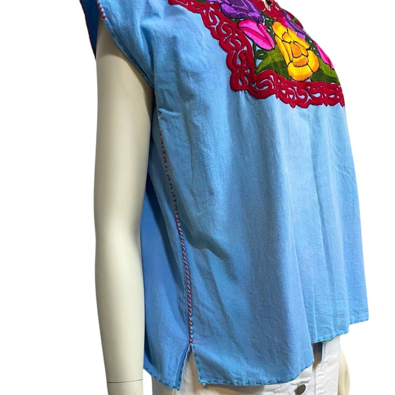 Blusa artesanal azul con bordado a mano