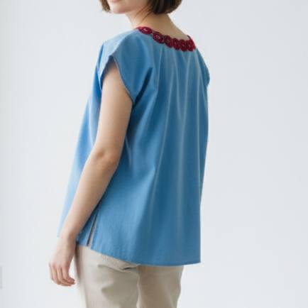 Blusa artesanal azul con bordado a mano