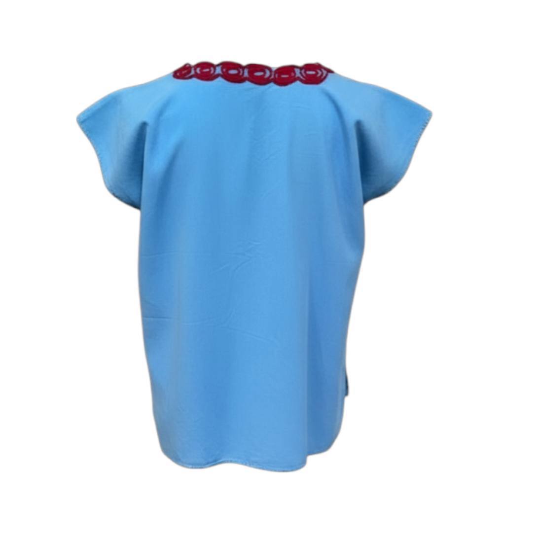 Blusa artesanal azul con bordado a mano