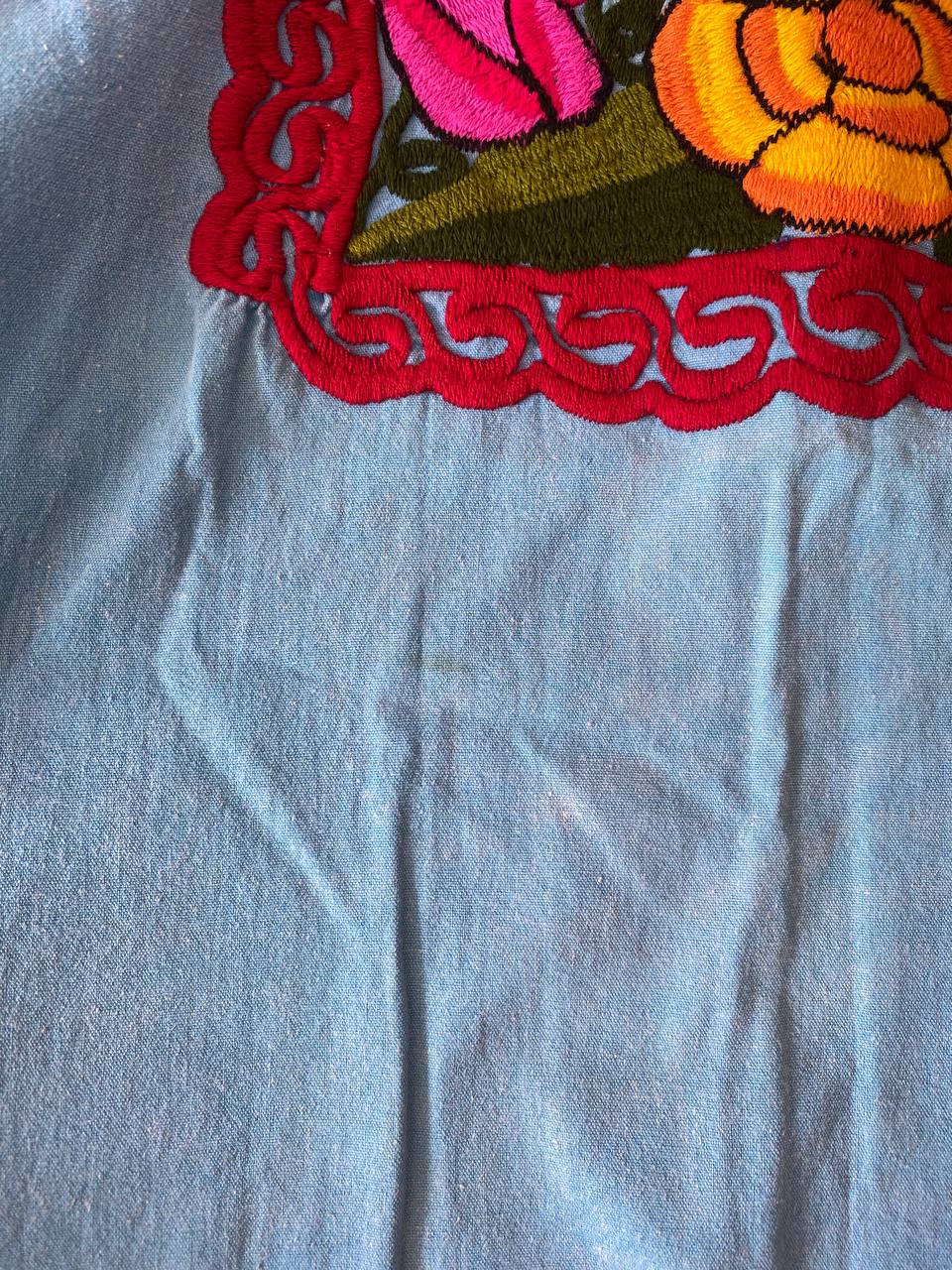 Blusa artesanal azul con bordado a mano