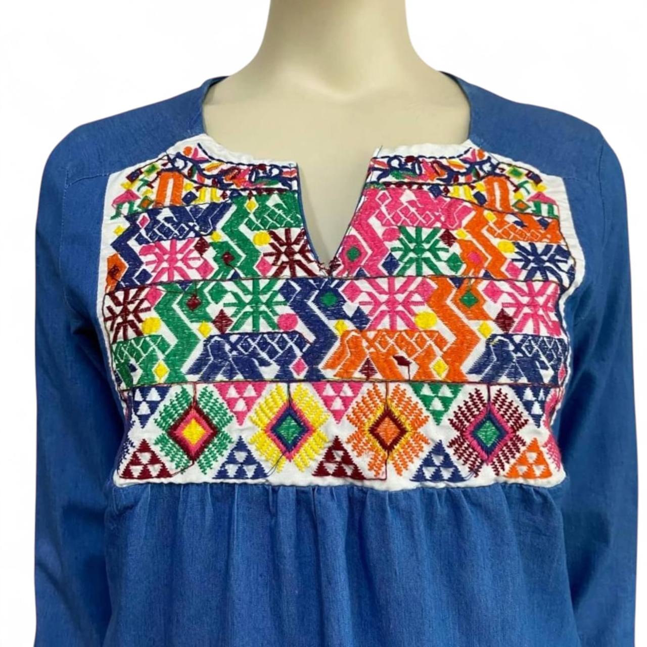 Blusa de mezclilla con bordado