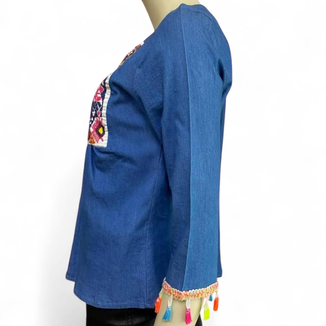 Blusa de mezclilla con bordado