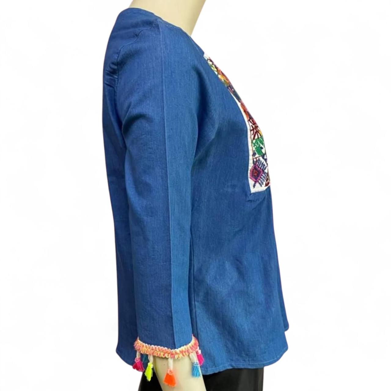 Blusa de mezclilla con bordado
