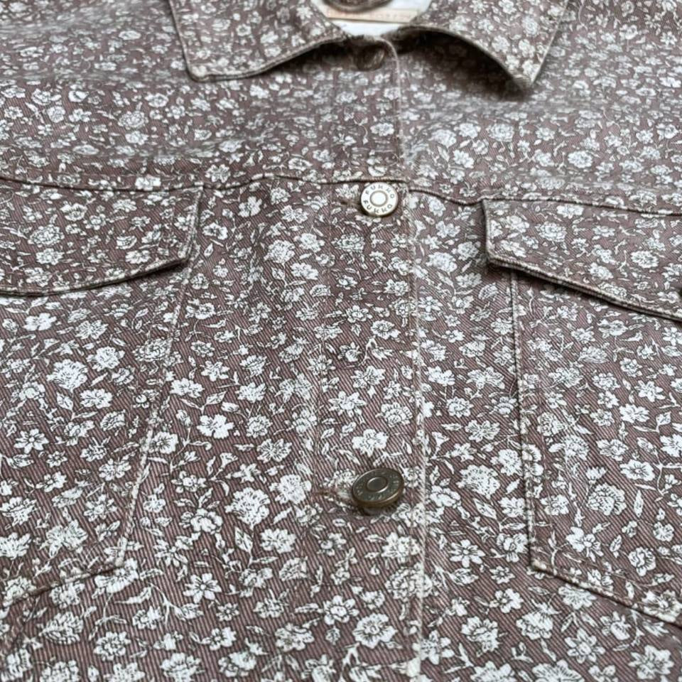 Chamarra de mezclilla estampado floral