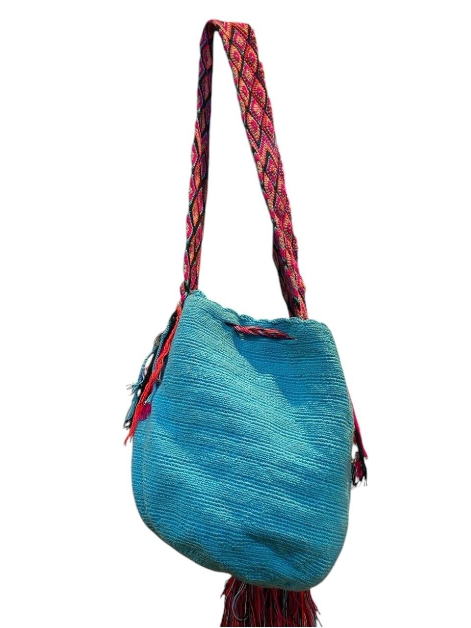 Bolso artesanal con tejido tipo Wayuu