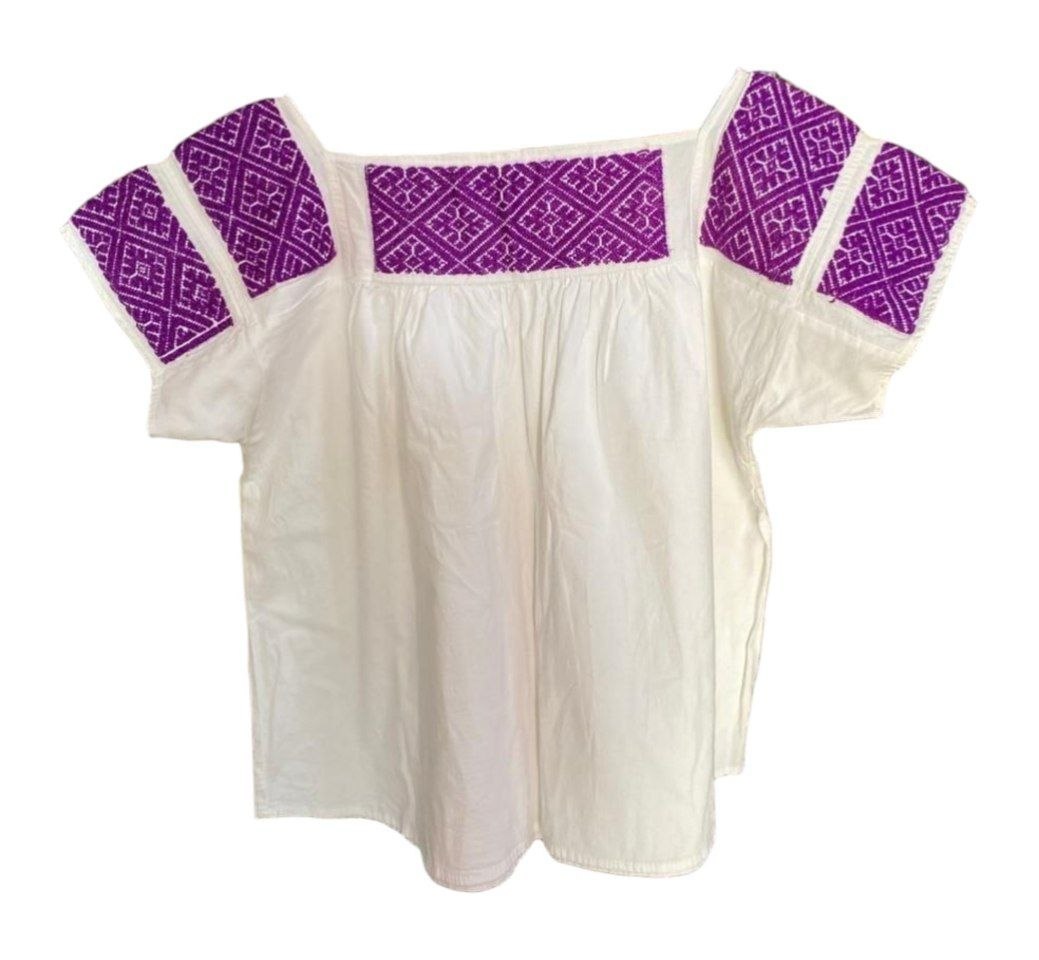Blusa artesanal con bordado