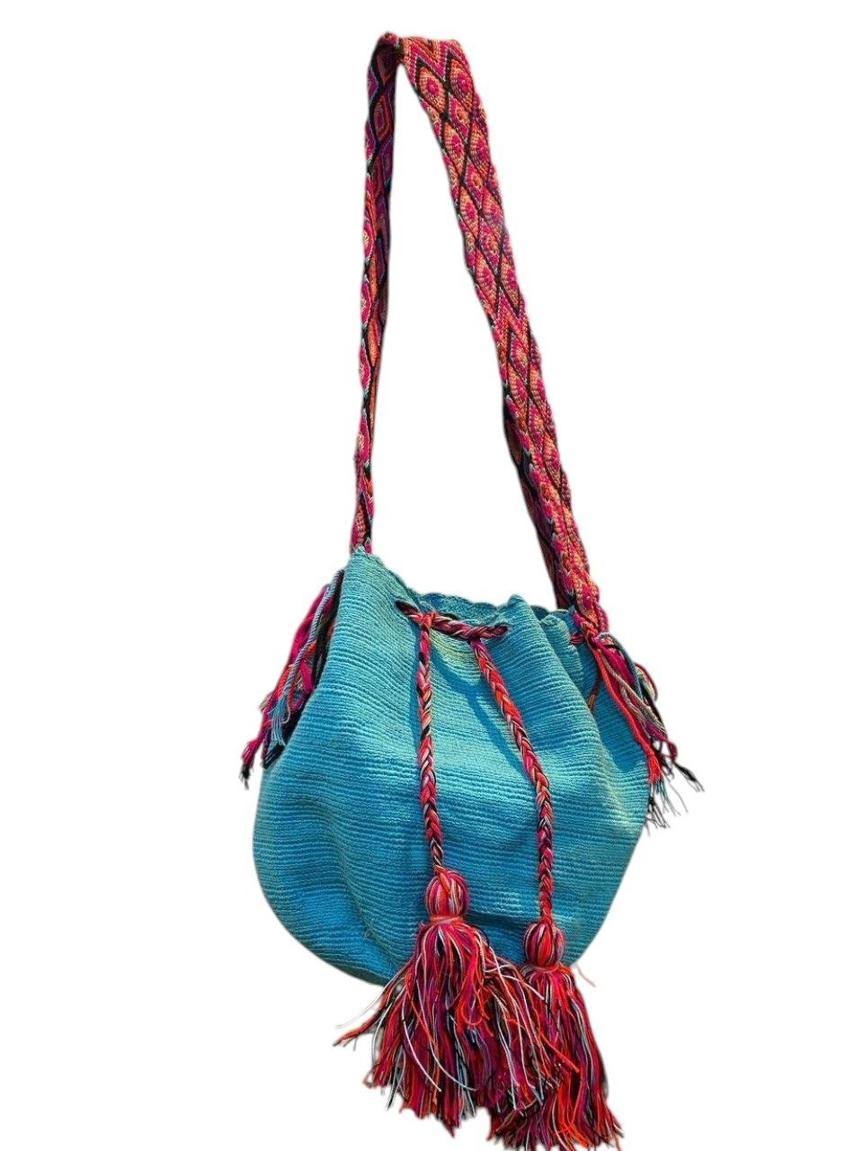 Bolso artesanal con tejido tipo Wayuu